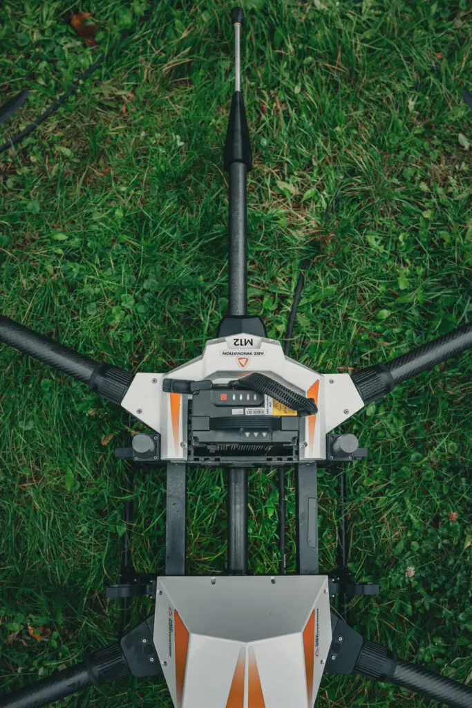 Droon katuse ja fassaadide survepesuks, maapinnal stardiks valmis.