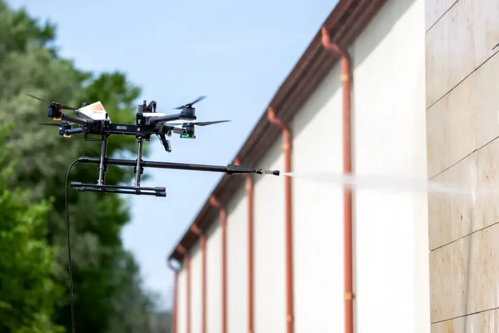 Droon teostamas tööstushoone fassaadi survepesu – täpne ja ohutu kontaktivaba puhastuslahendus